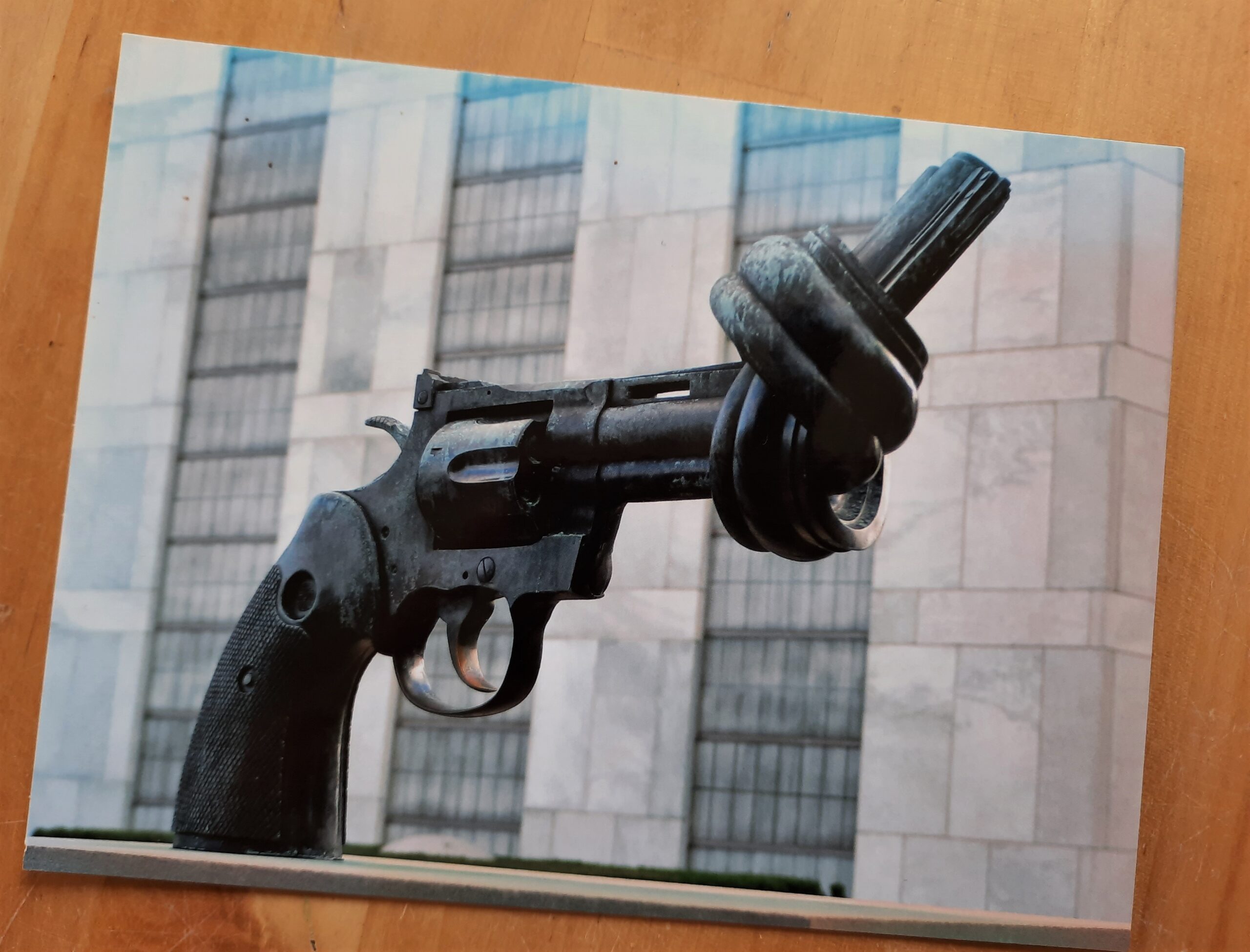 Het monument Knotted Gun van Reuterward voor het VN-gebouw in New York (ansichtkaart)