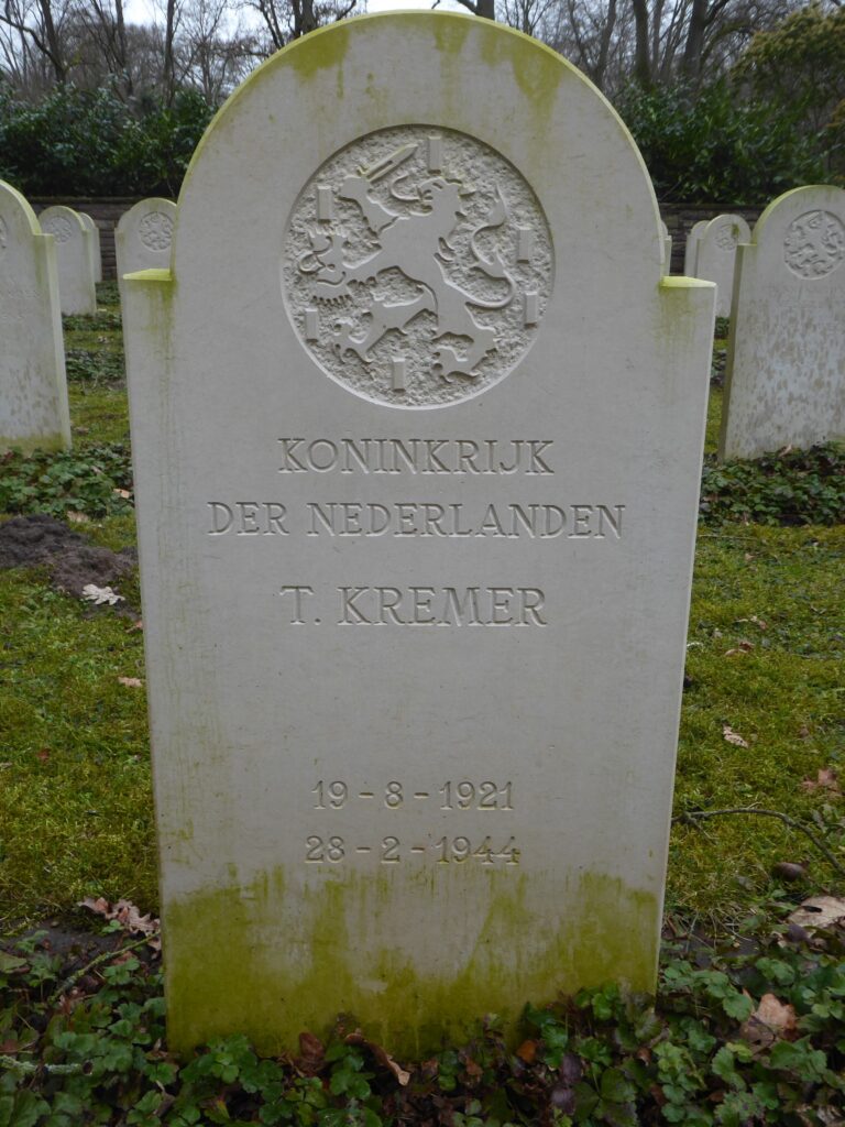 Graf van Tjark Kremer op de erebegraafplaats in Bremen-Osterholz