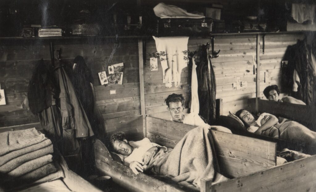 Dienstweigeraars in hun slaapzaal in Kamp Lauwerpolder (collectie Dick de Vries)