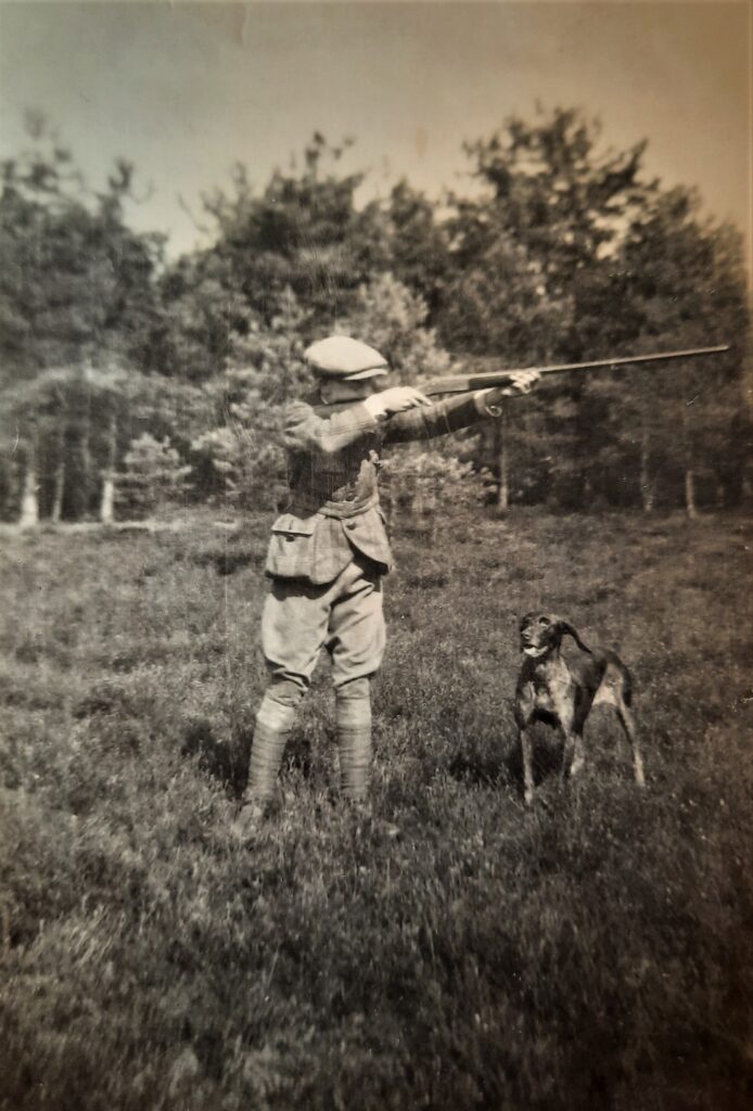 Jonker Bobby op patrijzenjacht september 1921 met Nel (collectie Old Reurle)