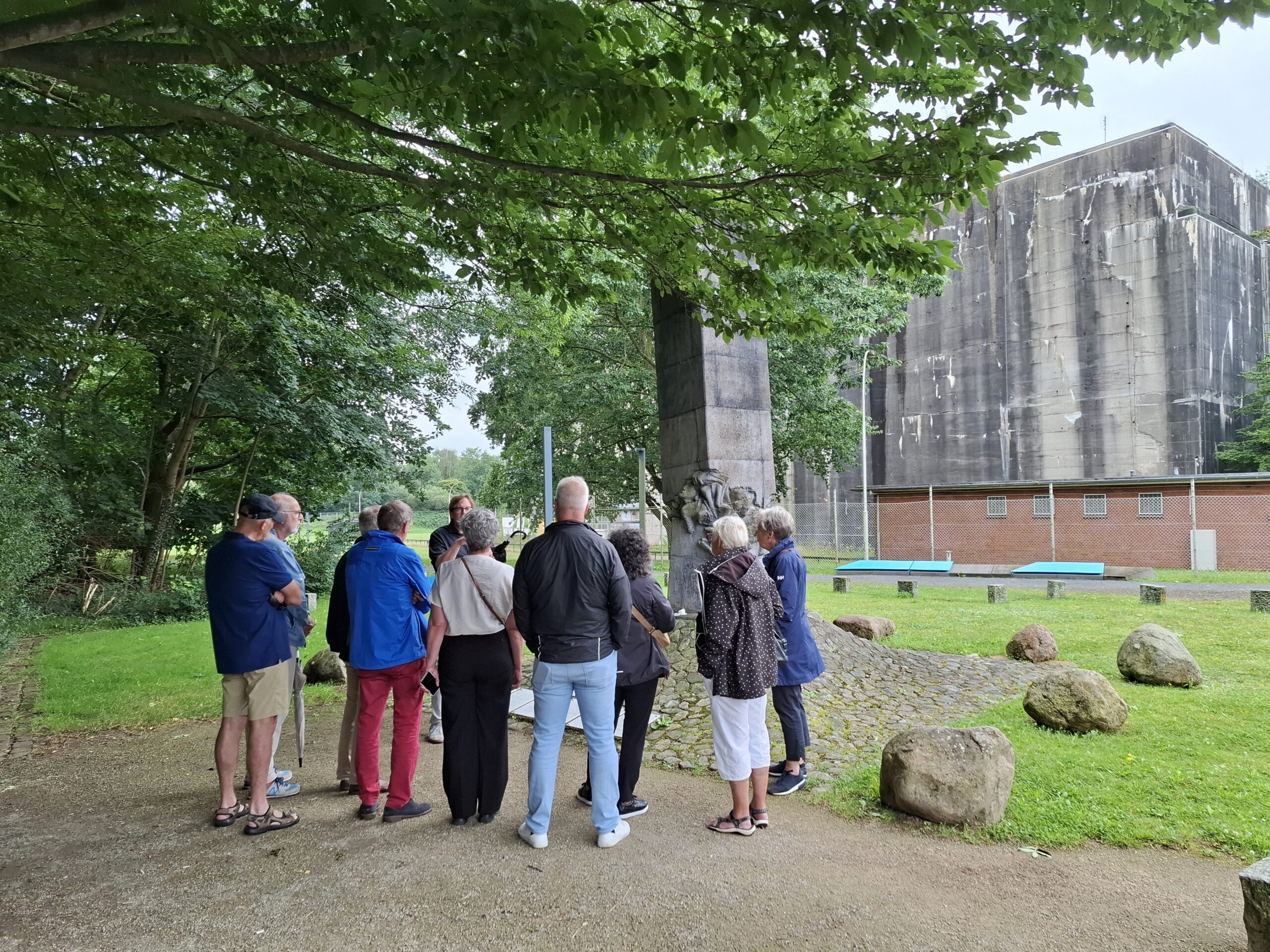 Bij het monument op de voormalige appelplaats van de Bunker Valentin